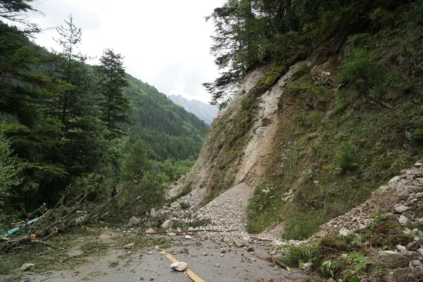 Uma Estrada Danificada Por Escombros Deslizamento Terra Após Terremoto Magnitude — Fotografia de Stock