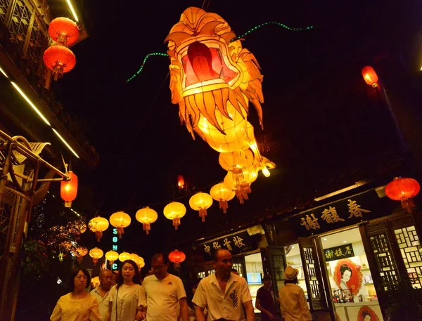 Tourists Walk Lighted 100 Meter Long Dragon Lantern Greet Upcoming — Stock Photo, Image