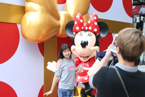 Een Klant Poseert Voor Foto Met Een Minnie Mouse Sculptuur — Stockfoto