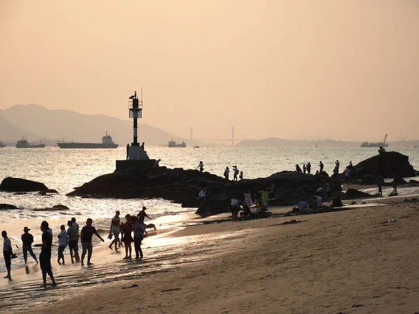 Turisté Těší Západu Slunce Plážovém Letovisku Ostrově Gulangyu Xiamen City — Stock fotografie