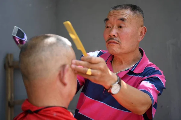 Zákazník Nechá Ostříhat Vlasy Letý Čínský Holič Xiong Gaowu Svém — Stock fotografie