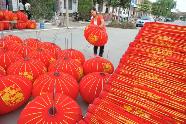 Trabajador Chino Hace Linternas Rojas Para Próximo Día Nacional Festival — Foto de Stock