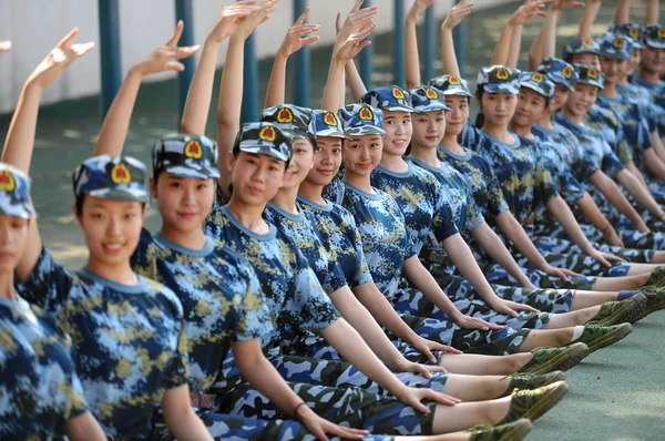 Studenti Delle Matricole Cinesi Che Specializzano Danza Esibiscono Durante Una — Foto Stock