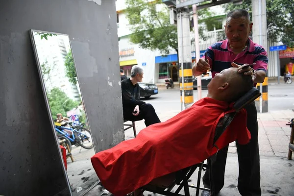 Årig Kinesisk Barberare Xiong Gaowu Förbereder Sig För Att Raka — Stockfoto