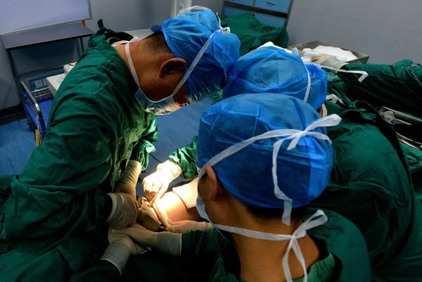 Des Médecins Chinois Récoltent Des Lambeaux Peau Chinois Ans Yan — Photo