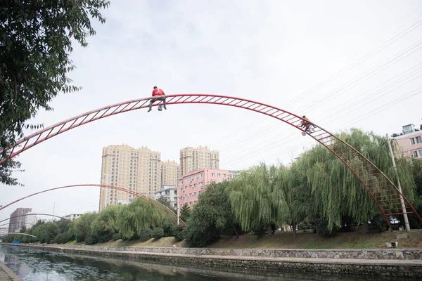 Les Travailleurs Chinois Grimpent Sur Des Échelles Voûtées Qui Ressemblent — Photo