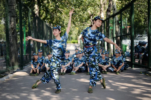Estudiantes Chinos Primer Año Que Especializan Baile Realizan Durante Descanso —  Fotos de Stock