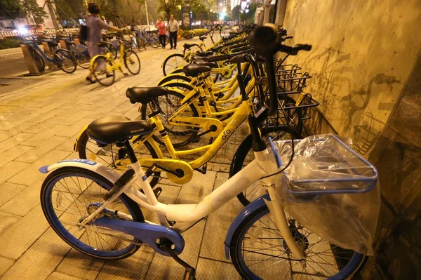 Ποδήλατα Κινεζική Ποδήλατο Διαμοιρασμού Υπηρεσιών Παρατάσσονται Έναν Δρόμο Στην Wuhan — Φωτογραφία Αρχείου