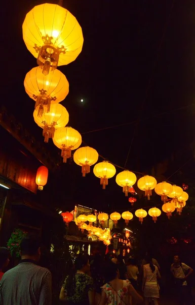 2017年9月3日 在中国东部浙江省杭州市松城风景区 游客们走在灯火通明的100米长的龙灯下迎接即将到来的中秋节和国庆节 — 图库照片