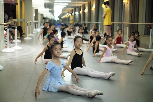 Des Enfants Chinois Pratiquent Ballet Tard Soir Dans Studio Danse — Photo