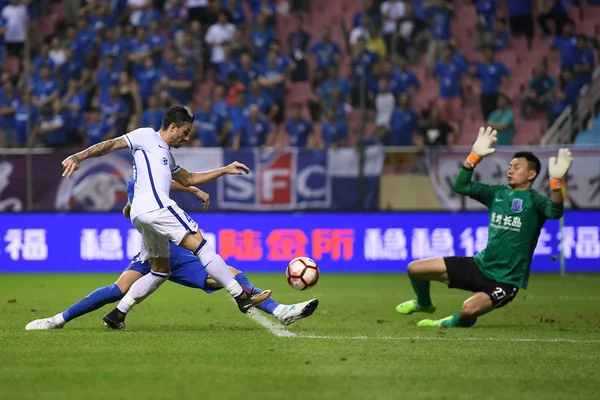 Španělský Fotbalista Ruben Castro Vlevo Kuej Čou Hengfeng Zhicheng Vykopne — Stock fotografie