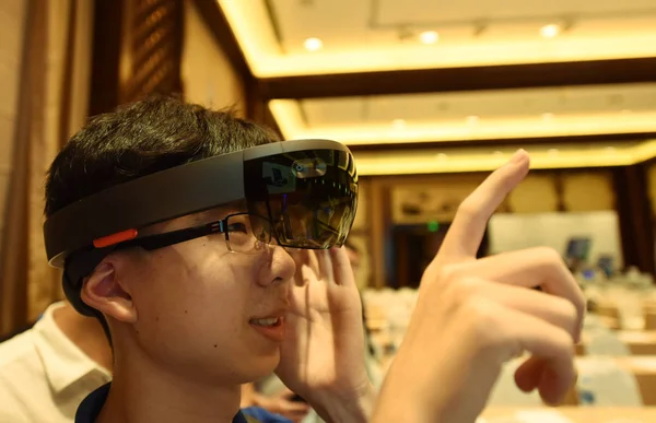 Ένας Επισκέπτης Δοκιμάζει Smartglass Του Ολογραφίου Μεικτή Πραγματικότητα Της Microsoft — Φωτογραφία Αρχείου
