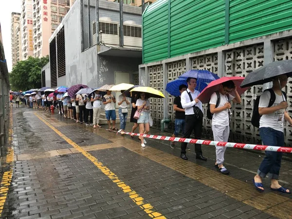 Passagiere Schirmen Sich Mit Regenschirmen Vor Dem Starken Regen Der — Stockfoto