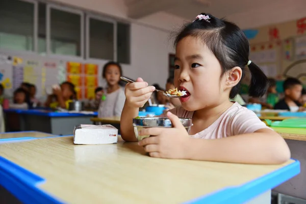 Китаянка Бесплатно Обедает Primary School Jianhe County Qiandongnan Miao Dong — стоковое фото