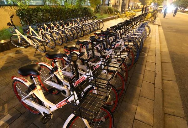 Bicicletas Servicios Chinos Para Compartir Bicicletas Están Alineadas Una Calle — Foto de Stock