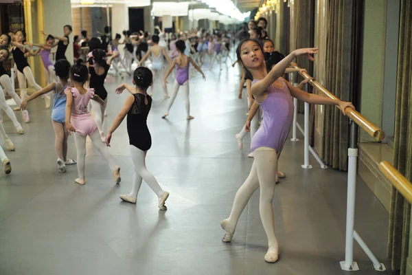 Chinesische Kinder Üben Spät Der Nacht Ballett Einem Tanzstudio Der — Stockfoto