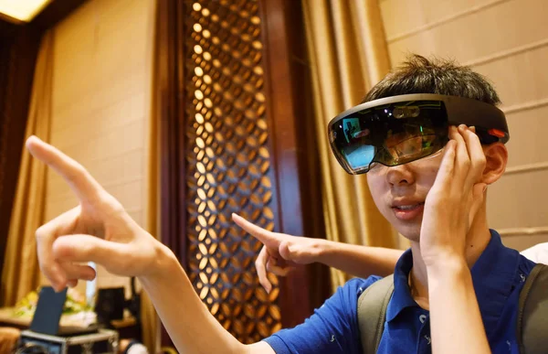 Ένας Επισκέπτης Δοκιμάζει Smartglass Του Ολογραφίου Μεικτή Πραγματικότητα Της Microsoft — Φωτογραφία Αρχείου