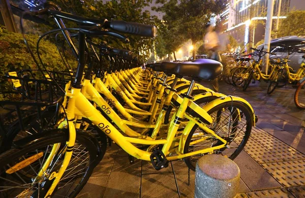 Bicycles Chinese Bike Sharing Service Ofo Lined Street Wuhan City — Stock Photo, Image