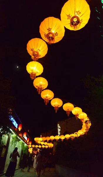 Les Touristes Marchent Sous Lanterne Lumineuse 100 Mètres Long Pour — Photo
