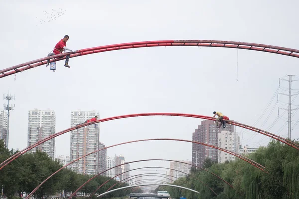 Çinli Işçiler Shenyang Şehrinde Bir Nehir Boyunca Yenileme Için Cennete — Stok fotoğraf