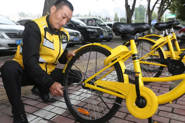 Year Old Κινέζικα Συντήρηση Χειριστή Liu Hongbing Του Bike Sharing — Φωτογραφία Αρχείου