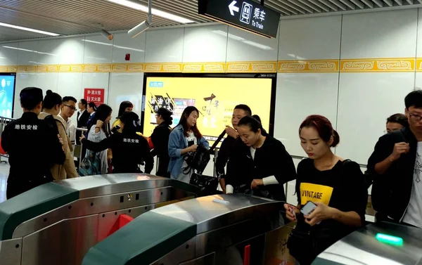 중국의 2017에서에서 지하철 Nansanhuan 역에서 검사를 — 스톡 사진