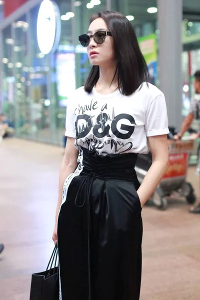 Cantora Atriz Chinesa Victoria Song Song Qian Retratada Aeroporto Internacional — Fotografia de Stock