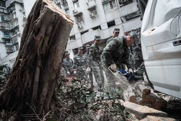 Ein Chinesischer Soldat Der Pla Volksbefreiungsarmee Macau Garnison Schneidet Mit — Stockfoto