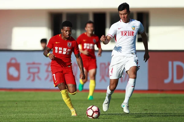 Futbolista Brasileño Marinho Izquierda Changchun Yatai Desafía Liu Yiming Tianjin — Foto de Stock