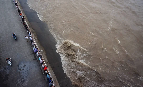Visitors Local Residents Watch Tidal Bore Qiantang River Hangzhou City — Stock Photo, Image