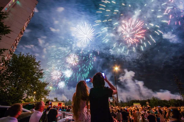 2017年8月19日 在俄罗斯莫斯科举行的国际焰火节 Rostekh 活动中 当地居民和游客聚集在一起观看焰火在天空爆炸 — 图库照片