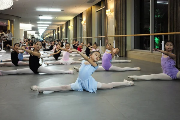 Des Enfants Chinois Pratiquent Ballet Tard Soir Dans Studio Danse — Photo