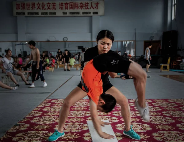 Chinese Child Does Backward Somersault Practice Acrobatics Hebei Wuqiao Acrobatics — Stock Photo, Image