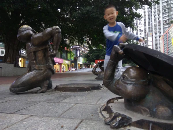 Residente Local Posa Para Fotos Con Esculturas Tortugas Ninja Adolescentes — Foto de Stock