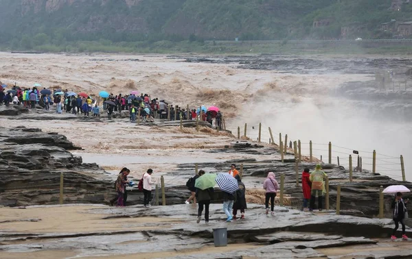 Turistas Visitam Cachoeira Hukou Rio Amarelo Município Cidade Linfen Norte — Fotografia de Stock