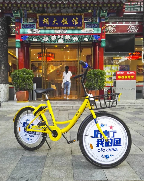 자전거 서비스의 파란색과 도자기 패턴을 중국과 자전거 Ofo는 베이징의도로에 사진으로 — 스톡 사진