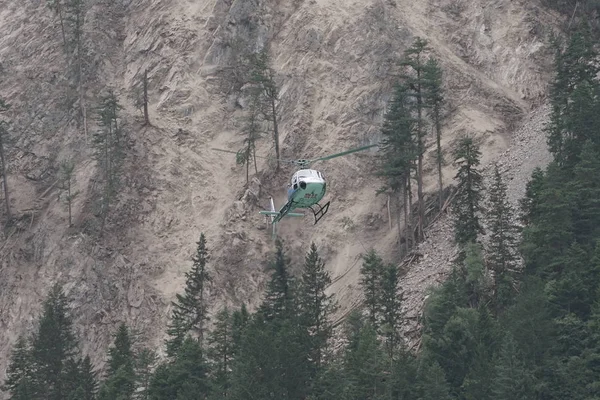 Helikopter Lebeg Jiuzhaigou Völgyben Hogy Megmentsék Túlélők Után Erősségű Földrengés — Stock Fotó