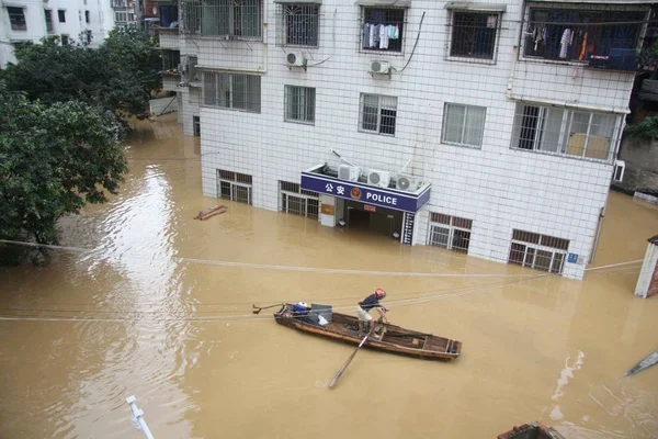 Chinese Fishman Navigates His Boat Front Police Station Half Submerged — Stock Photo, Image