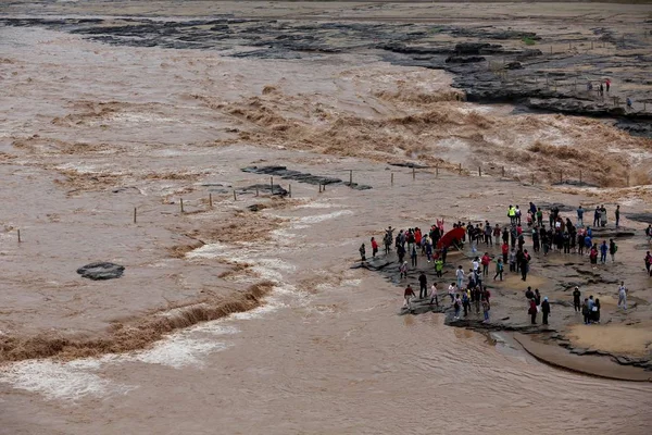 Los Turistas Visitan Cascada Hukou Río Amarillo Condado Ciudad Linfen —  Fotos de Stock