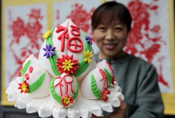 Китайская Народная Художница Показывает Цветущие Булочки Сделанные Самой Собой Китайским — стоковое фото
