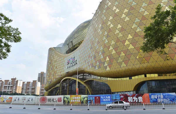 2017년 랴오닝성 안산시의 금주영주모양의 쇼핑몰을 지나가는 자동차 — 스톡 사진