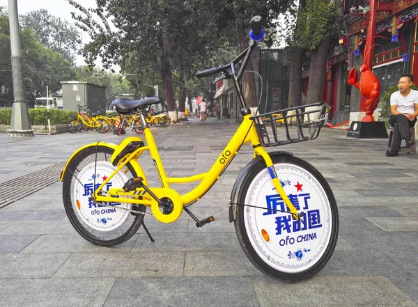 2017年9月4日 在中国北京的一条公路上 一辆以中国为主题的自行车 有中国自行车共享服务的蓝白瓷图案 — 图库照片