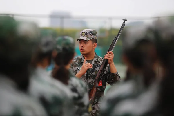 Doğu Çin Jiangsu Eyaletinin Nanjing Kentindeki Kampüste Askeri Eğitim Sırasında — Stok fotoğraf