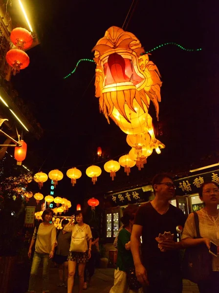 Turistas Caminham Sob Lanterna Dragão Iluminada 100 Metros Comprimento Para — Fotografia de Stock