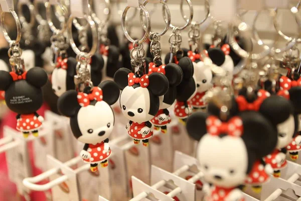 Minnie Mouse Keyrings Sale China Second Disney Store Hkri Taikoo — стоковое фото