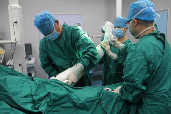 Chinese Doctors Harvest Skin Flap Year Old Chinese Man Yan — Stock Photo, Image