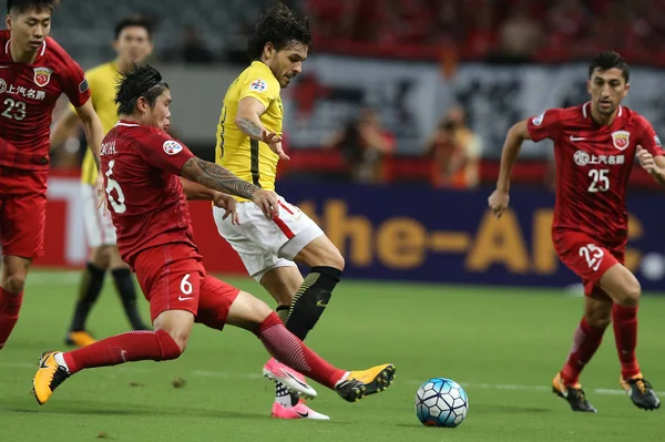 Futbolista Brasileño Ricardo Goulart Centro Guangzhou Evergrande Taobao Patea Pelota — Foto de Stock