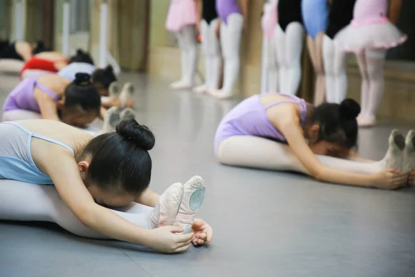 Des Enfants Chinois Pratiquent Ballet Tard Soir Dans Studio Danse — Photo