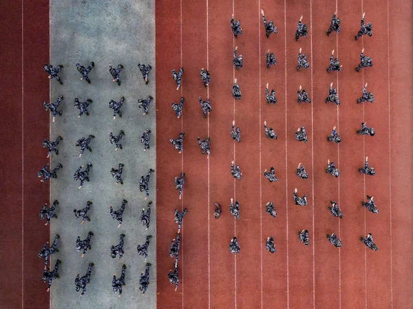 東南大学からの新入生の航空写真は 南京市のキャンパスでの軍事訓練に参加しています 東中国の江蘇省 月2017 — ストック写真