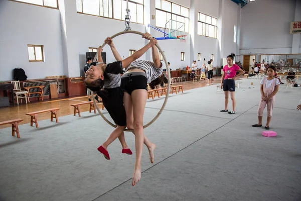 Crianças Chinesas Praticam Acrobacias Anel Pendurado Hebei Wuqiao Acrobatics Art — Fotografia de Stock